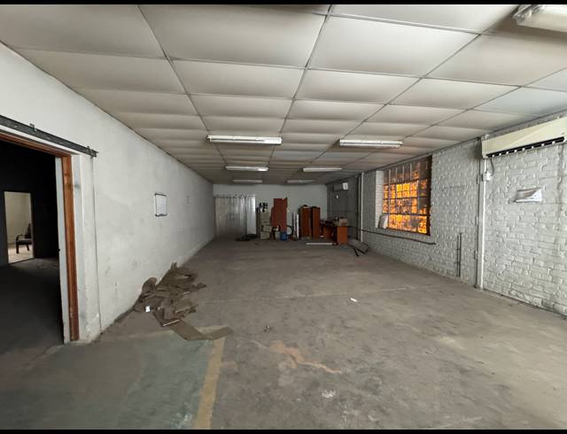 1,000M² WAREHOUSE TO LET IN WYNBERG